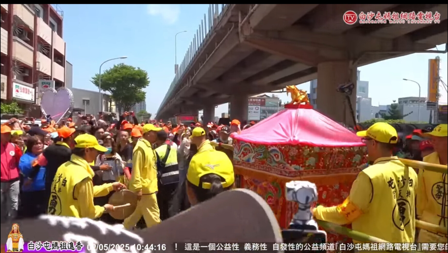 粉紅超跑:轎班人員抬著白沙屯媽祖的神轎急行的樣子